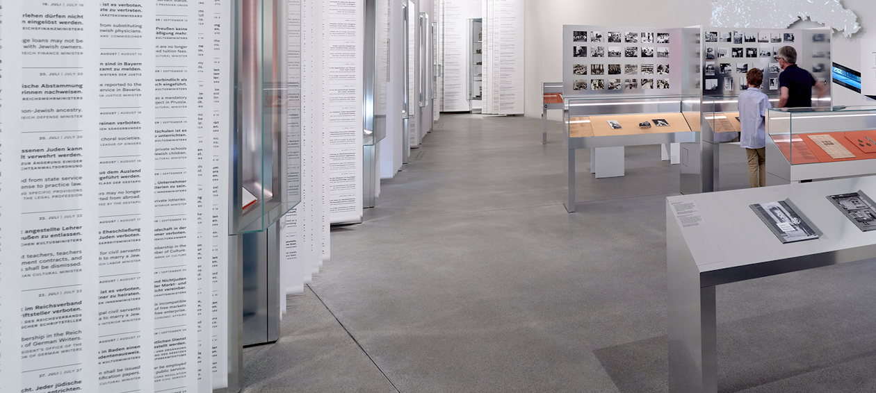 Doppelkonische Vitrinen in einem kurvigen Vitrinenband im Jüdischen Museum Berlin Doppelkonische Vitrinen in einem kurvigen Vitrinenband im Jüdischen Museum Berlin
