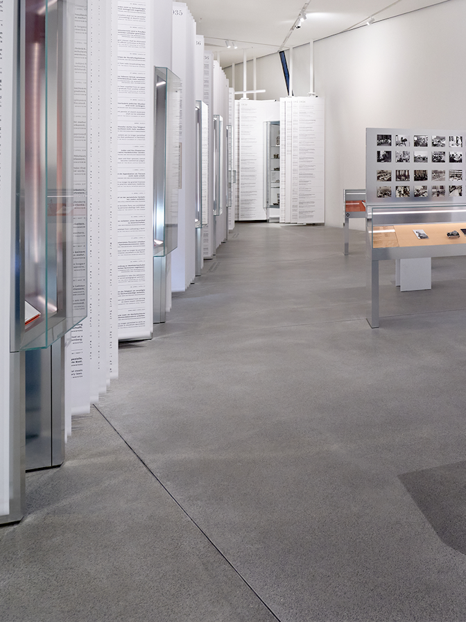 Doppelkonische Vitrinen in einem kurvigen Vitrinenband im Jüdischen Museum Berlin Doppelkonische Vitrinen in einem kurvigen Vitrinenband im Jüdischen Museum Berlin
