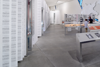 Vitrinas bicónicas de una serie curva de vitrinas del Museo Judío de Berlín