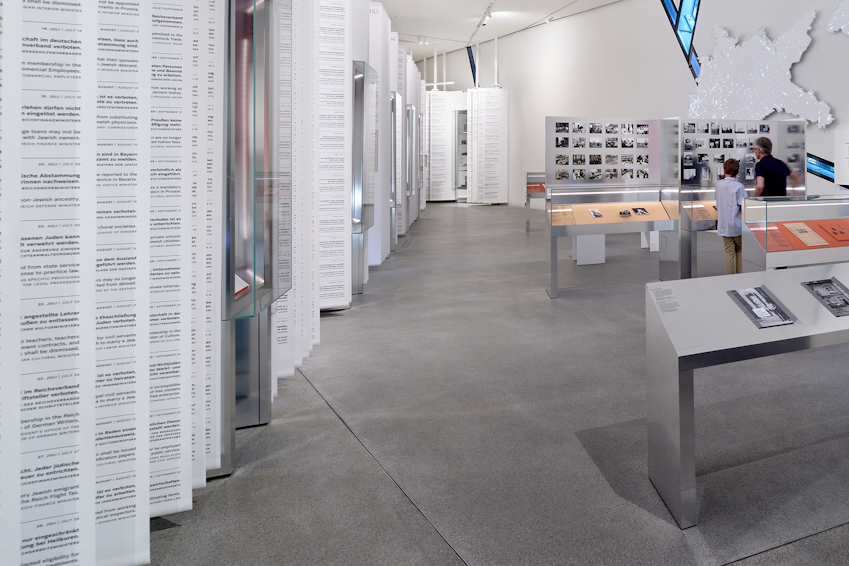 Doppelkonische Vitrinen in einem kurvigen Vitrinenband im Jüdischen Museum Berlin