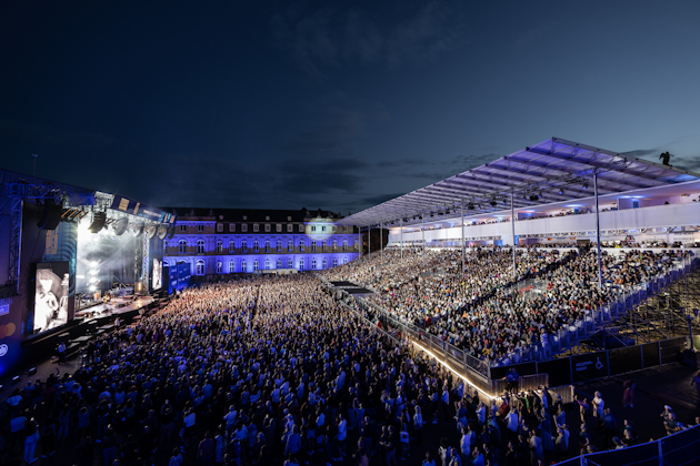 Tribuna NUSSLI coperta al Jazz Open Stuttgart, gremita di pubblico durante la serata