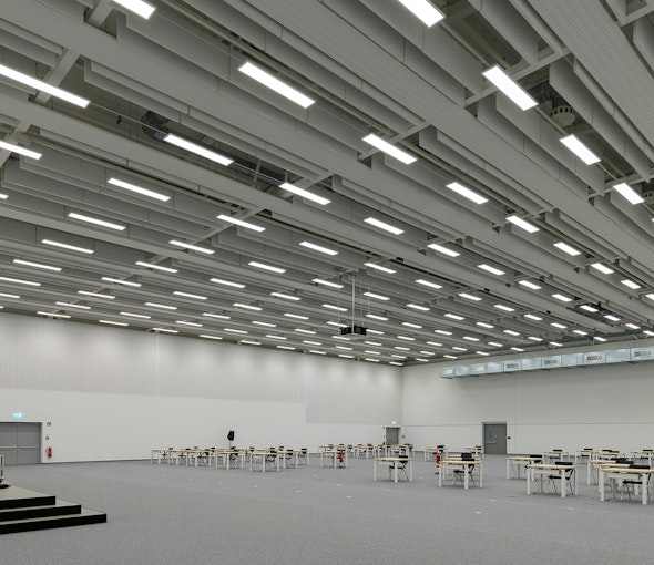 Mit seiner Fläche von 450 m2 Fläche eignet sich das Foyer des Interims-Hörsaals auch für grössere Veranstaltungen. Hörsaal BWZ Münster