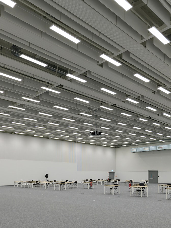 Mit seiner Fläche von 450 m2 Fläche eignet sich das Foyer des Interims-Hörsaals auch für grössere Veranstaltungen. Hörsaal BWZ Münster