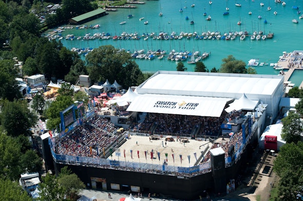 Vue aérienne du complexe de tribunes NÜSSLI lors du Swatch FIVB World Tour de beach-volley à Klagenfurt, au bord du lac Wörthersee.