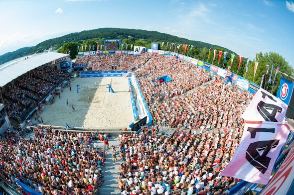 Les tribunes NÜSSLI autour du court central étaient pleines à craquer lors du Klagenfurt Beach Volleyball Major