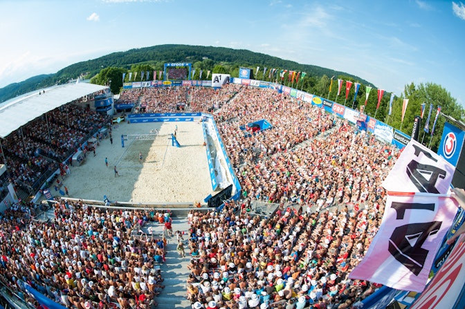 Les tribunes NÜSSLI autour du court central étaient pleines à craquer lors du Klagenfurt Beach Volleyball Major