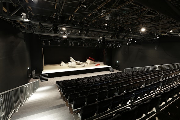 Innenansicht des temporären Theaterkubus Bern mit Bestuhlung, Bühne und Bühnenbild