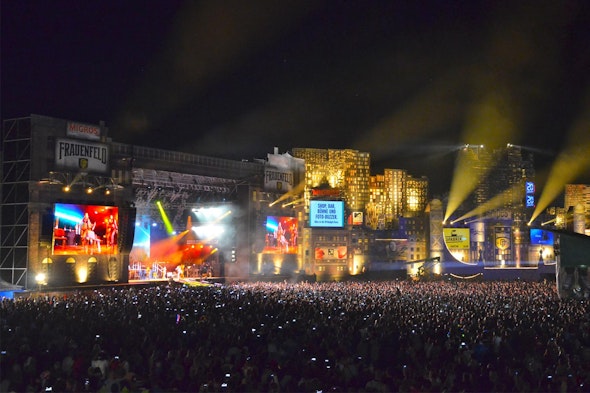 Scène principale de l'Openair Frauenfeld de nuit avec spectacle de lumière et grand public.