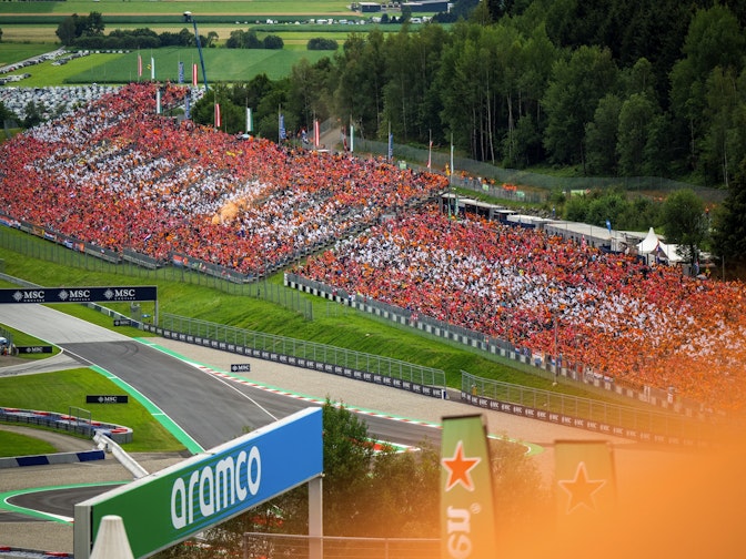 Imagen: Para el Gran Premio de Austria de Fórmula 1 en Spielberg, NUSSLI construyó varias gradas, puentes y un arco. Imagen: Para el Gran Premio de Austria de Fórmula 1 en Spielberg, NUSSLI construyó varias gradas, puentes y un arco.