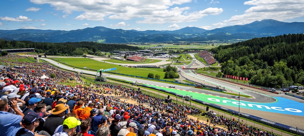 Bild: Für den Formel 1 Grossen Preis von Österreich in Spielberg realisierte NÜSSLI mehrere Tribünen, Brücken und einen Torbogen Bild: Für den Formel 1 Grossen Preis von Österreich in Spielberg realisierte NÜSSLI mehrere Tribünen, Brücken und einen