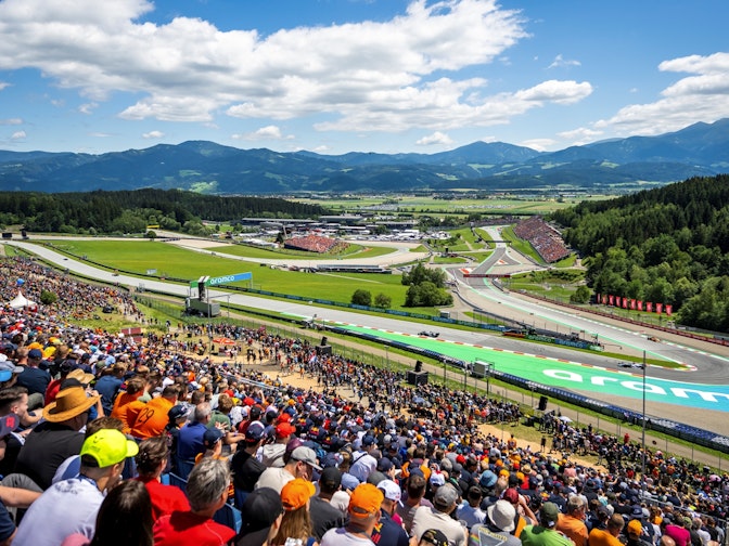 Bild: Für den Formel 1 Grossen Preis von Österreich in Spielberg realisierte NÜSSLI mehrere Tribünen, Brücken und einen Torbogen Bild: Für den Formel 1 Grossen Preis von Österreich in Spielberg realisierte NÜSSLI mehrere Tribünen, Brücken und einen