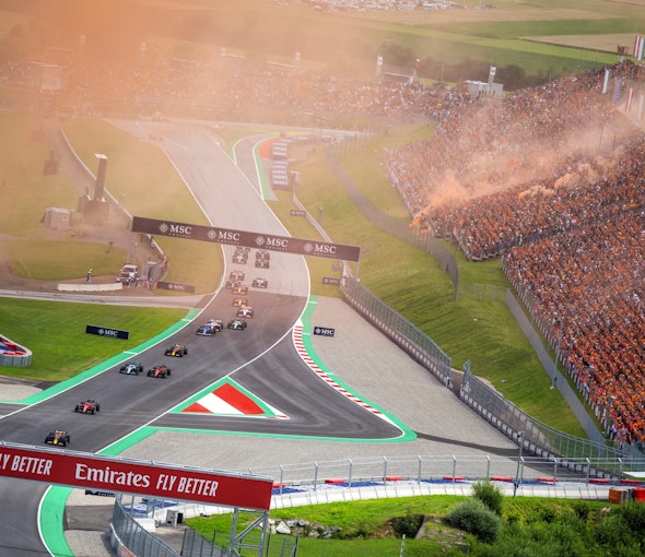 Bild: Für den Formel 1 Grossen Preis von Österreich in Spielberg realisierte NÜSSLI mehrere Tribünen, Brücken und einen Torbogen Bild: Für den Formel 1 Grossen Preis von Österreich in Spielberg realisierte NÜSSLI mehrere Tribünen, Brücken und einen