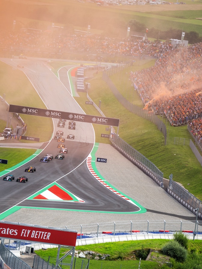 Bild: Für den Formel 1 Grossen Preis von Österreich in Spielberg realisierte NÜSSLI mehrere Tribünen, Brücken und einen Torbogen Bild: Für den Formel 1 Grossen Preis von Österreich in Spielberg realisierte NÜSSLI mehrere Tribünen, Brücken und einen