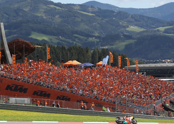 Bild: Für den MotoGP von Österreich in Spielberg realisierte NÜSSLI die Center-Tribüne mit über 8200 Plätzen sowie vier weitere Tribünenanlagen entlang der Rennstrecke. Bild: Für den MotoGP von Österreich in Spielberg realisierte NÜSSLI die Center-Tribüne mit über 8200 Plätzen sowie vier