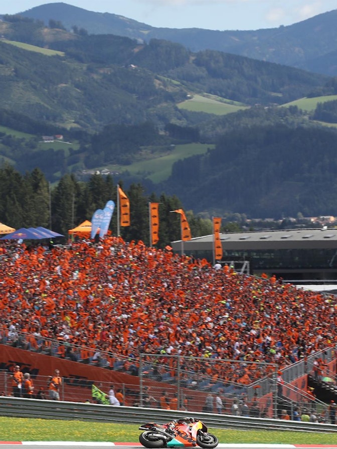 Bild: Für den MotoGP von Österreich in Spielberg realisierte NÜSSLI die Center-Tribüne mit über 8200 Plätzen sowie vier weitere Tribünenanlagen entlang der Rennstrecke. Bild: Für den MotoGP von Österreich in Spielberg realisierte NÜSSLI die Center-Tribüne mit über 8200 Plätzen sowie vier