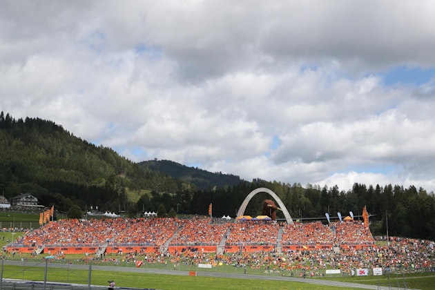 Bild: Für den MotoGP von Österreich in Spielberg realisierte NÜSSLI die Center-Tribüne mit über 8200 Plätzen sowie vier weitere Tribünenanlagen entlang der Rennstrecke. Bild: Für den MotoGP von Österreich in Spielberg realisierte NÜSSLI die Center-Tribüne mit über 8200 Plätzen sowie vier