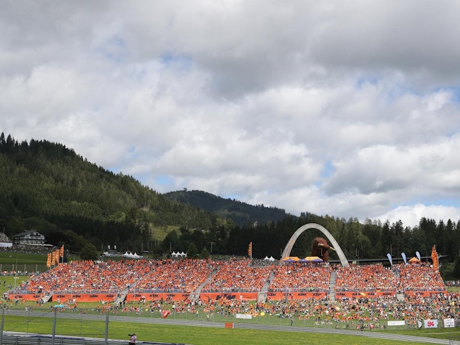 Bild: Für den MotoGP von Österreich in Spielberg realisierte NÜSSLI die Center-Tribüne mit über 8200 Plätzen sowie vier weitere Tribünenanlagen entlang der Rennstrecke. Bild: Für den MotoGP von Österreich in Spielberg realisierte NÜSSLI die Center-Tribüne mit über 8200 Plätzen sowie vier