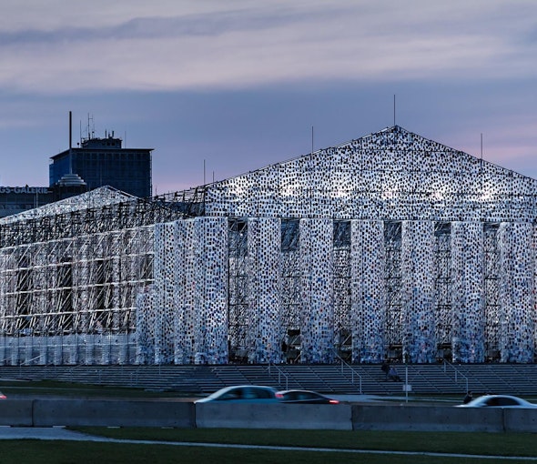 NUSSLI construye una enorme estructura de armazón como construcción base para «The Parthenon of Books». NUSSLI construye una enorme estructura de armazón como construcción base para «The Parthenon of Books».