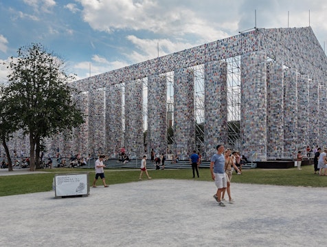 NUSSLI construye una enorme estructura de armazón como construcción base para «The Parthenon of Books». NUSSLI construye una enorme estructura de armazón como construcción base para «The Parthenon of Books».
