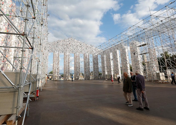 Leyenda de la foto: NUSSLI construye una enorme estructura de armazón como construcción base para «The Parthenon of Books». Leyenda de la foto: NUSSLI construye una enorme estructura de armazón como construcción base para «The Parthenon of Book