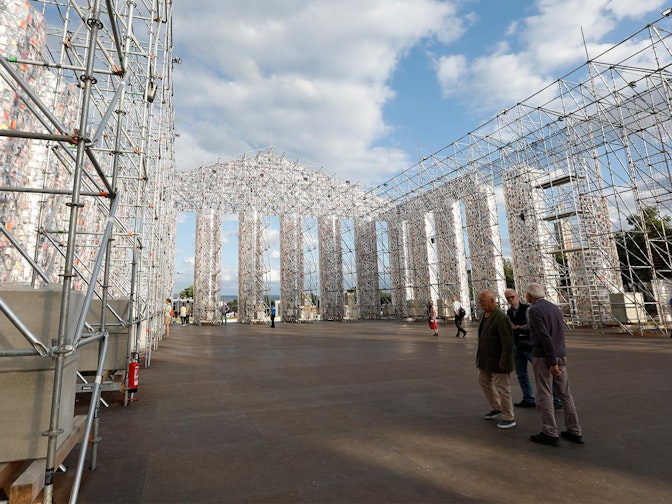 Leyenda de la foto: NUSSLI construye una enorme estructura de armazón como construcción base para «The Parthenon of Books». Leyenda de la foto: NUSSLI construye una enorme estructura de armazón como construcción base para «The Parthenon of Book