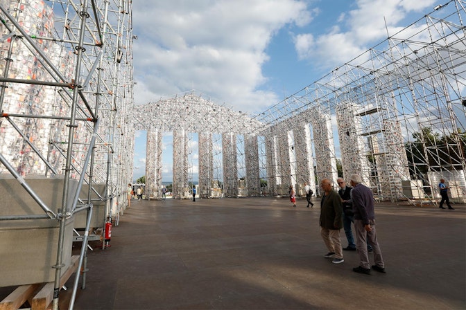 Picture: NUSSLI built a gigantic scaffolding framework to serve as the basic structure for "The Parthenon of Books".