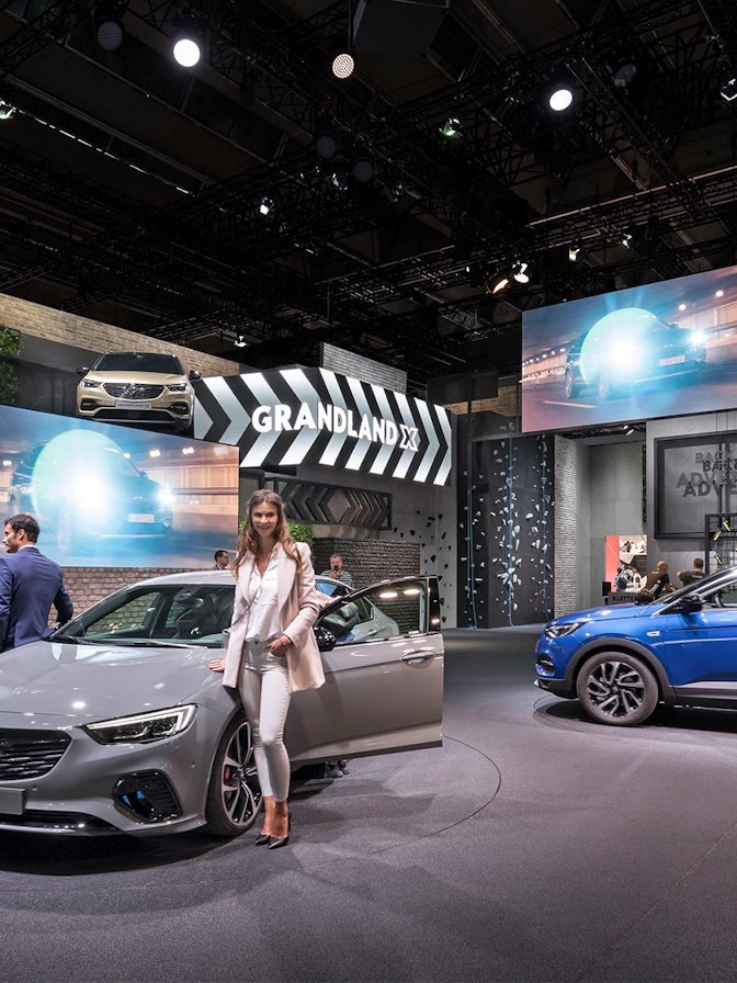 Bild: Ganz im Sinne der Natur realisierte AMBROSIUS den 4000 Quadratmeter grossen, begrünten Messestand von Opel. Bild: Ganz im Sinne der Natur realisierte AMBROSIUS den 4000 Quadratmeter grossen, begrünten Messestand von Opel.
