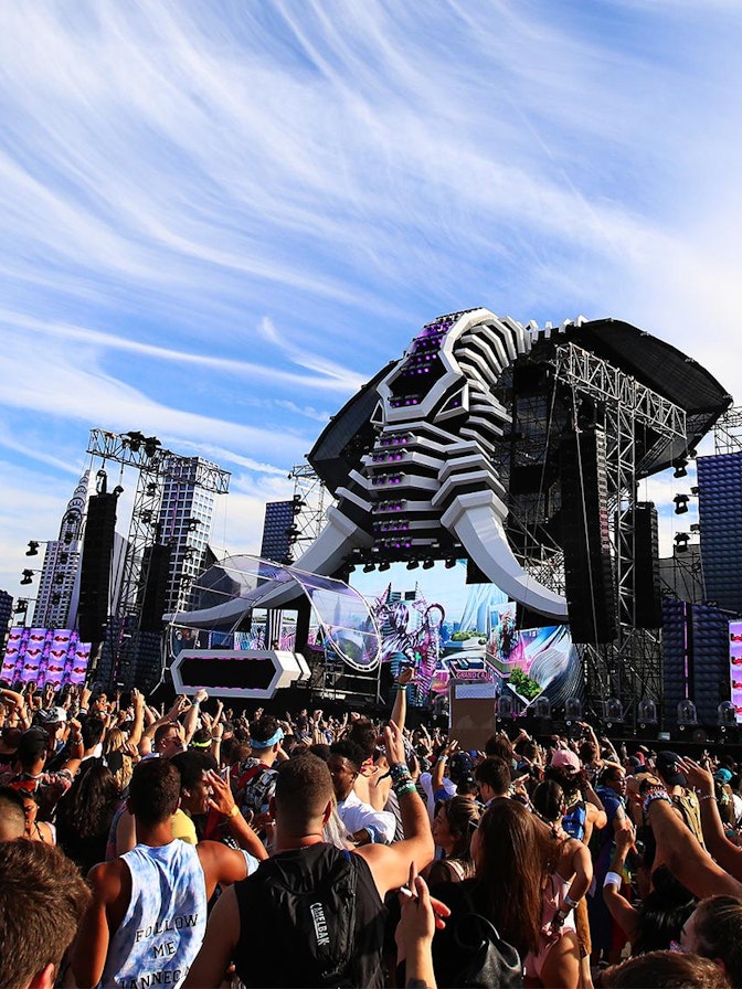 Foto: También en este año, el Electric Zoo ha sido un evento animal: una cabeza de elefante con un altura de 21 m coronaba sobre el escenario principal. Foto: Una cabeza de elefante gigante con una altura de 21 m coronaba sobre el escenario principal del Zoo Festival 2017.