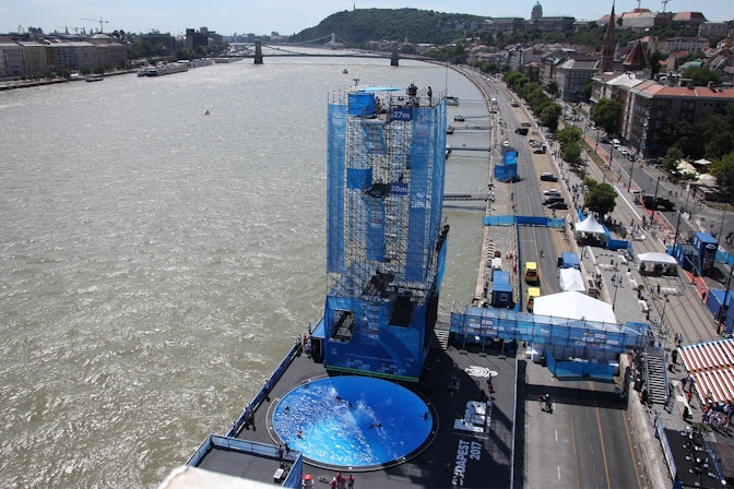 Bild: Anlässlich der Schwimm-WM in Budapest realisierte NÜSSLI den High-Diving-Sprungturm am Batthyány-Platz.