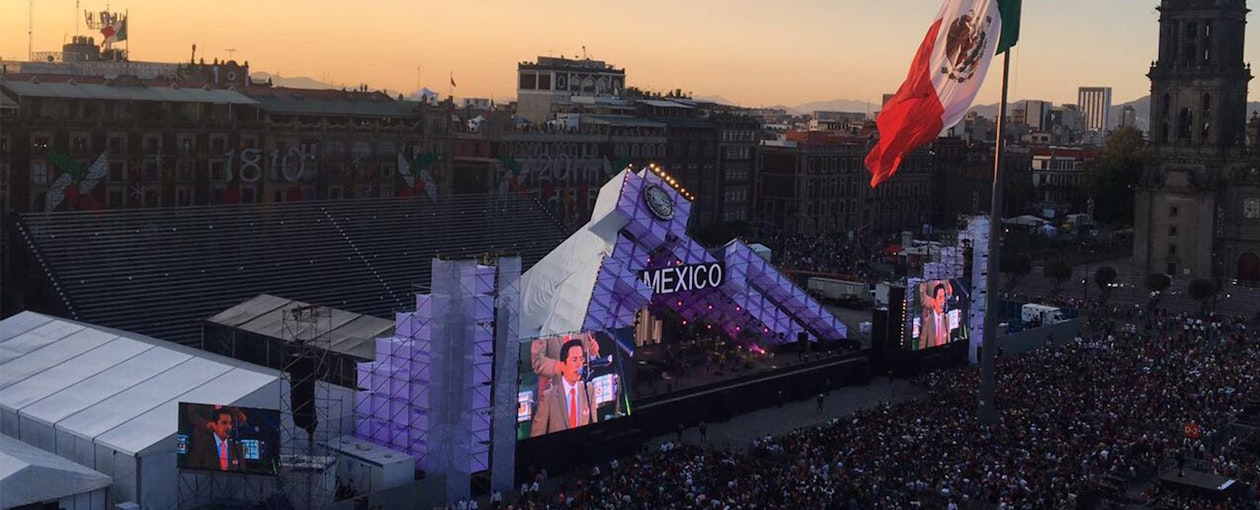 Imagen: NUSSLI levantó en la Plaza de la Constitución (Zócalo) una gran construcción de gradas, varias torres para sonido y técnica, así como subconstrucciones para pantallas LED. Imagen: NUSSLI levantó en la Plaza de la Constitución (Zócalo) una gran construcción de gradas, varias torres para sonid