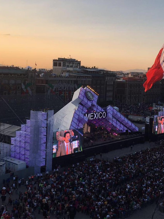 Bild: NÜSSLI stattete den Plaza de la Constitución (Zócalo) mit einer grossen Bühnenkonstruktion, diversen Türmen für Ton und Technik sowie Unterkonstruktionen für LED-Bildschirme aus. Bild: NÜSSLI stattete den Plaza de la Constitución (Zócalo) mit einer grossen Bühnenkonstruktion, diversen Türmen für To