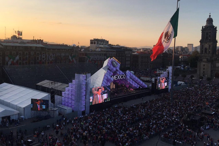 Bild: NÜSSLI stattete den Plaza de la Constitución (Zócalo) mit einer grossen Bühnenkonstruktion, diversen Türmen für To