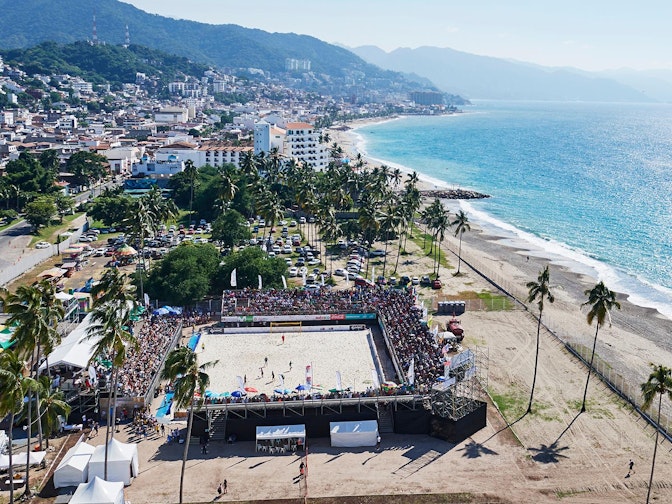 Bild: Für den diesjährigen Visit Puerto Vallarta Cup im Rahmen der BSWW errichtete NÜSSLI eine gesamte Beach Soccer Arena für 2000 Zuschauer. Bild: Für den diesjährigen Visit Puerto Vallarta Cup im Rahmen der BSWW errichtete NÜSSLI eine gesamte Beach Soccer Aren