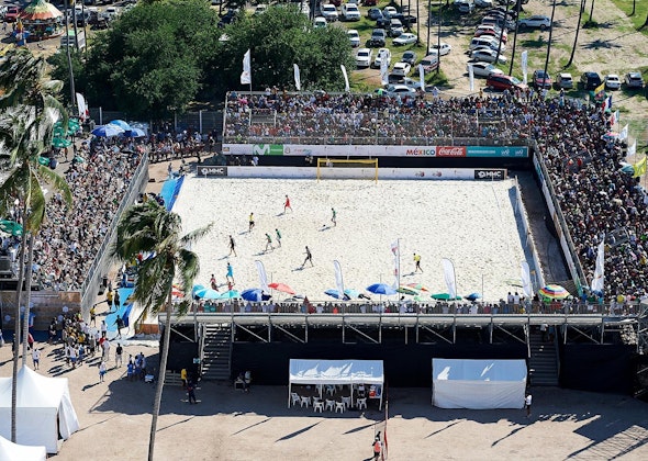 Bild: Für den diesjährigen Visit Puerto Vallarta Cup im Rahmen der BSWW errichtete NÜSSLI eine gesamte Beach Soccer Arena für 2000 Zuschauer. Bild: Für den diesjährigen Visit Puerto Vallarta Cup im Rahmen der BSWW errichtete NÜSSLI eine gesamte Beach Soccer Aren