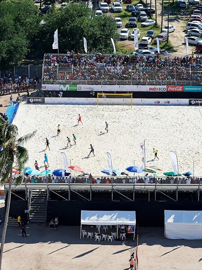 Bild: Für den diesjährigen Visit Puerto Vallarta Cup im Rahmen der BSWW errichtete NÜSSLI eine gesamte Beach Soccer Arena für 2000 Zuschauer. Bild: Für den diesjährigen Visit Puerto Vallarta Cup im Rahmen der BSWW errichtete NÜSSLI eine gesamte Beach Soccer Aren