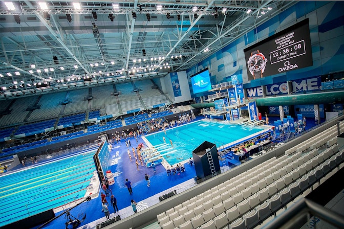 Bild: Für die 17. FINA Schwimm- WM in Budapest erweitert NÜSSLI die Danube Arena mit zusätzlichen 9000 Zuschauerplätzen.