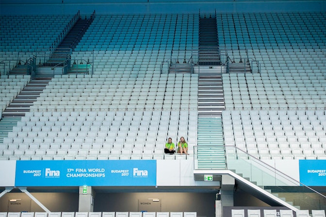 Bild: Für die 17. FINA Schwimm- WM in Budapest erweitert NÜSSLI die Danube Arena mit zusätzlichen 9000 Zuschauerplätzen.