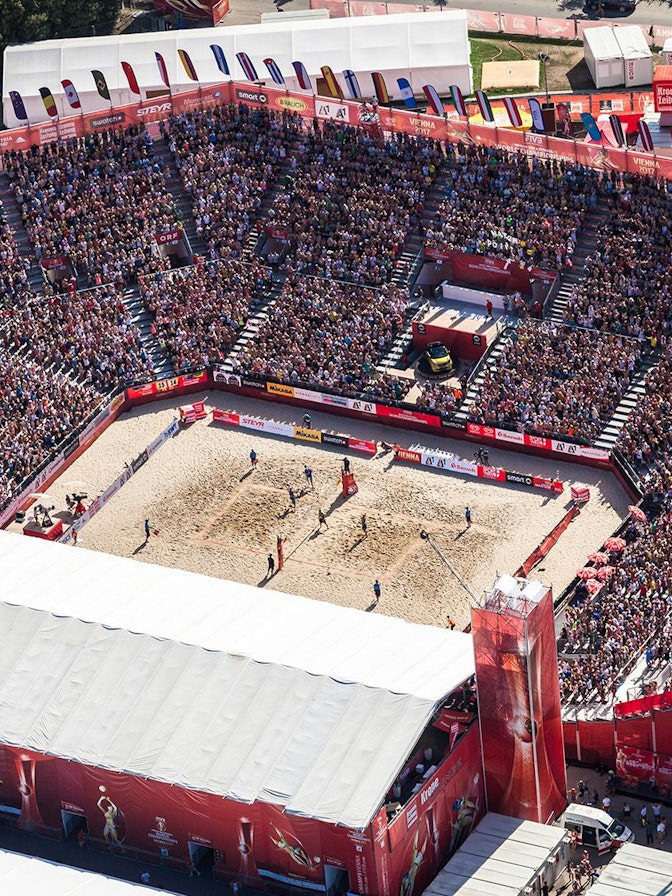 Bild: 10 000 Zuschauerplätze, davon 2000 überdachte VIP-Plätze enthält die Beach-Volleyball-Arena, die NÜSSLI für die Weltmeisterschaften in Wien aufstellte. Bild: 10 000 Zuschauerplätze, davon 2000 überdachte VIP-Plätze enthält die Beach-Volleyball-Arena, die NÜSSLI für die We