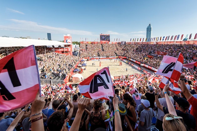 Image: The beach volleyball arena that NUSSLI built for the World Championship in Vienna accommodated 10,000 spectator seats, of which 2,000 were roofed VIP seats. Image: The beach volleyball arena that NUSSLI built for the World Championship in Vienna accommodated 10,000 spectator s