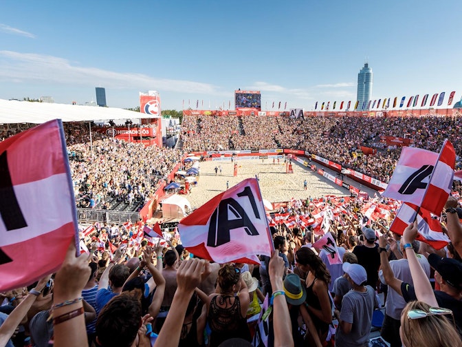Bild: 10 000 Zuschauerplätze, davon 2000 überdachte VIP-Plätze enthält die Beach-Volleyball-Arena, die NÜSSLI für die Weltmeisterschaften in Wien aufstellte. Bild: 10 000 Zuschauerplätze, davon 2000 überdachte VIP-Plätze enthält die Beach-Volleyball-Arena, die NÜSSLI für die We