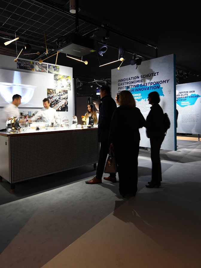 NUSSLI realizó el pabellón de marca diseñado de manera sostenible y creó un mundo de experiencias, incluido un mirador en el centro de Düsseldorf. NUSSLI realizó el pabellón de marca diseñado de manera sostenible y creó un mundo de experiencias, incluido un mirador e