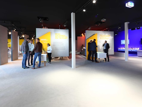 Bild: Das NÜSSLI Projektteam setzte den zweigeschossigen Bau mit Ausstellung sowie den Aussichtsturm „METRO-One“ in Form des METRO-Logos um. Bild: Das NÜSSLI Projektteam setzte den zweigeschossigen Bau mit Ausstellung sowie den Aussichtsturm „METRO-One“ in Form