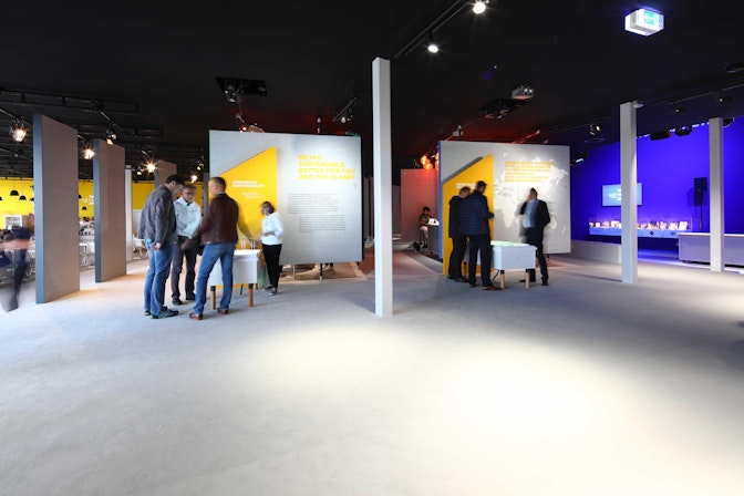 NUSSLI realizó el pabellón de marca diseñado de manera sostenible y creó un mundo de experiencias, incluido un mirador e