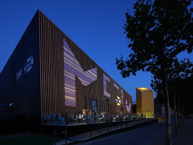 NUSSLI realizó el pabellón de marca diseñado de manera sostenible y creó un mundo de experiencias, incluido un mirador en el centro de Düsseldorf. NUSSLI realizó el pabellón de marca diseñado de manera sostenible y creó un mundo de experiencias, incluido un mirador e