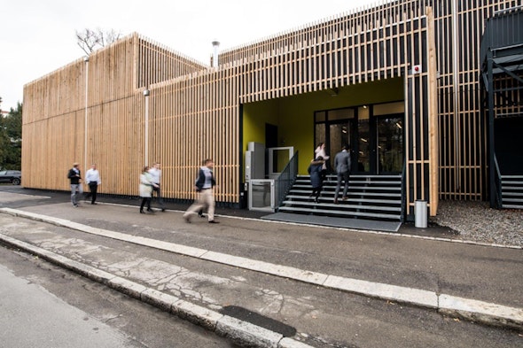Professionelle Grossküche mit verschiedenen Stationen für optimale Arbeitsabläufe und Küchenhygiene.