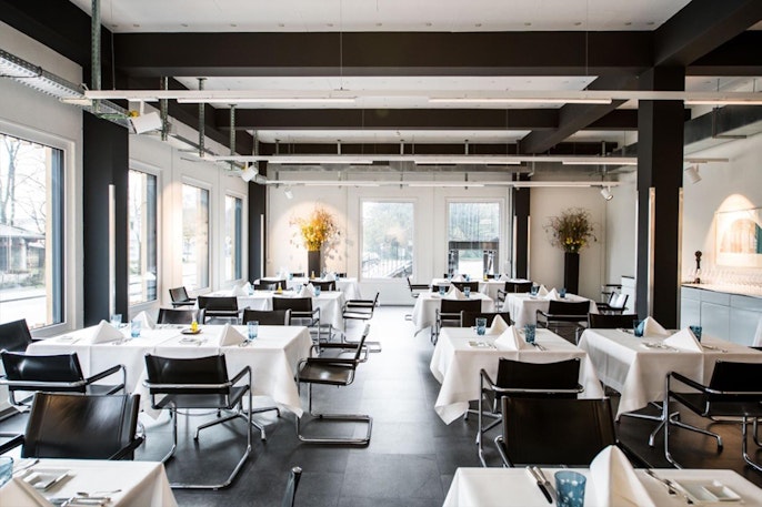 Bedientes Gästerestaurant für 40 Gäste mit eigener Küche für kulinarische Speisen.