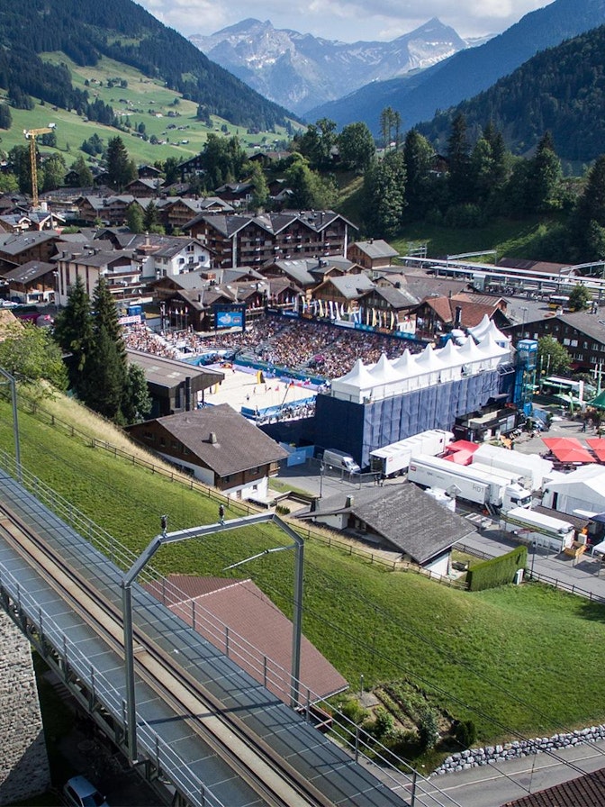 Nach dem Beachvolleyballturnier wurde der Sand ersetzt, die NÜSSLI Montagecrew tauschte die Sitzbänke für das Tennisturnier gegen einzelne Sitzschalen aus Nach dem Beachvolleyballturnier wurde der Sand ersetzt, die NÜSSLI Montagecrew tauschte die Sitzbänke für das Tennisturn