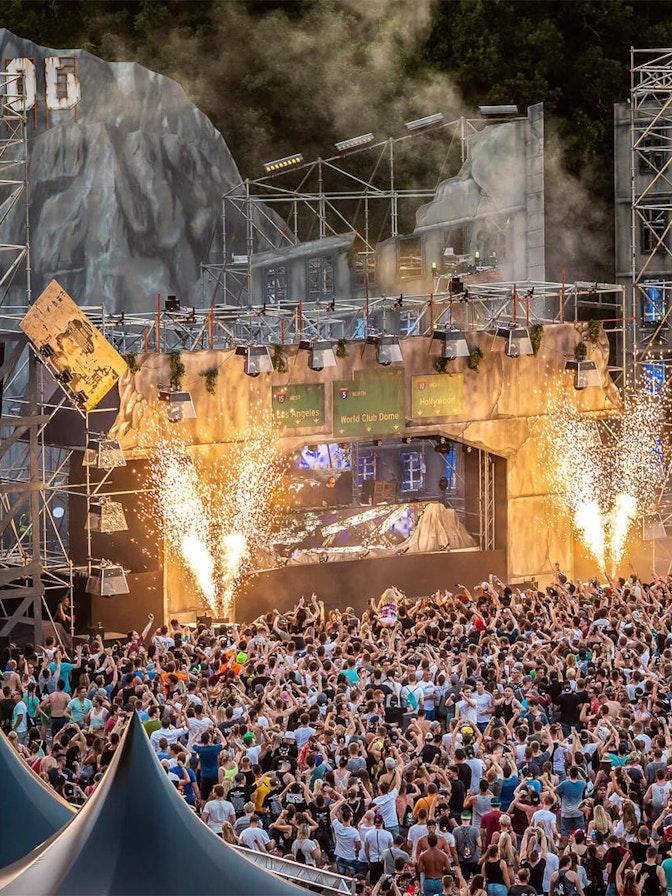 Image: The 20-meter-high and 60-meter-wide stage construction spanned the entire width of the stadium. Image: The 20-meter-high and 60-meter-wide stage construction spanned the entire width of the stadium.
