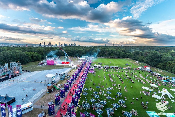 Image: The 20-meter-high and 60-meter-wide stage construction spanned the entire width of the stadium.