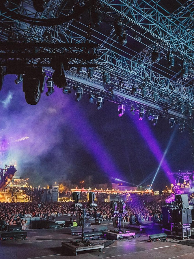 El equipo de NUSSLI construyó varios escenarios y otras estructuras para eventos El equipo de NUSSLI construyó varios escenarios y otras estructuras para eventos